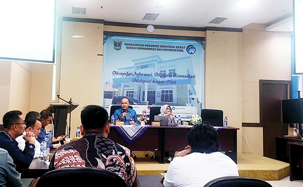 KONFERENSI PERS— Kepala Dinas Pariwisata Sumbar Luhur Budianda didampingi Kepala Dinas Kominfotik Sumbar, Siti Aisyah dan perwakilan Kepala OPD saat konferensi pers di Aula Kantor Dinas Kominfotik Sumbar, Jumat (21/6).