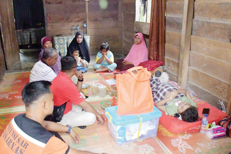 BESUK—  Pemkab Agam melalui Dinsos dan BPBD Agam saat membesuk Indah Alwida (19) penderita penyakit lupus di Sitanang Kaciak, Jorong Pasar, Nagari Batu Kambing, Kecamatan Ampek Nagari, Rabu (12/6).