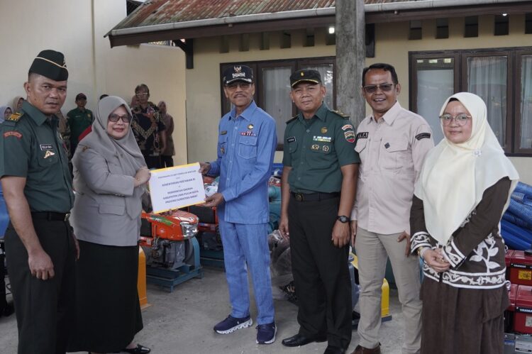 SERAHKAN—Bupati Lima puluhkota Safaruddin serahkan pompa air untuk petani