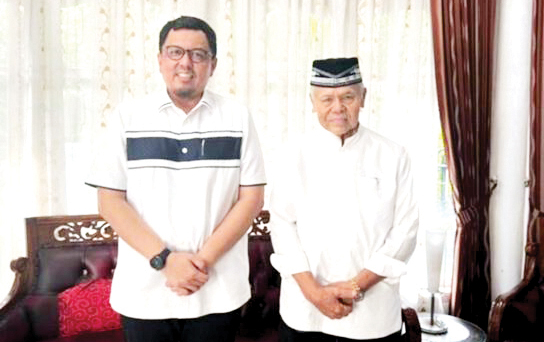 BERTEMU EMZALMI— Bakal Calon Wali Kota (Bacawako) Padang, Braditi Moulevey melakukan silaturahmi dengan Wawako Padang periode 2014-2019 Emzalmi, di kediamannya di kawasan Pasar Baru, Kecamatan Pauh, Rabu (19/6).