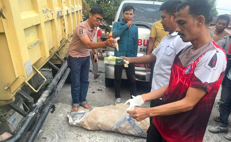 Truk Boks Tabrak Mobil, Motor dan Pekerja Bengkel, Satu Orang Tewas, 7 Luka-luka 1 EVAKUASI— Jenazah korban kecelakaan beruntun di dekat simpang Tajung Aur, Kecamatan
Enam Lingkung, Kabupaten Padangpariaman, dievakuasi.