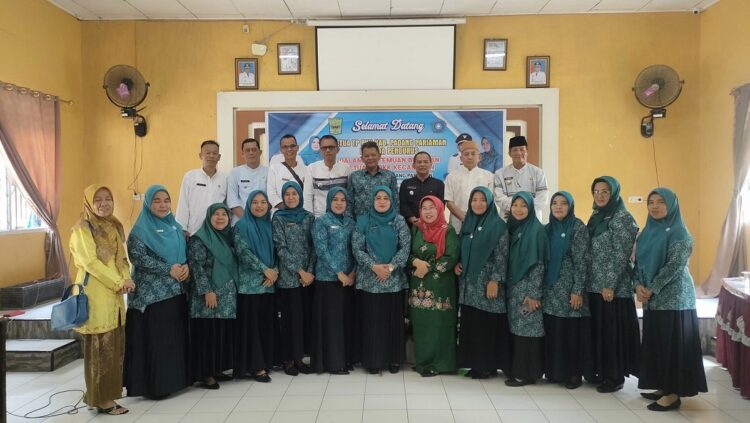 Evaluasi Program PKK, Samakan Persepsi Tingkatkan Koordinasi 1 USAI— Ketua TP-PKK Padangpariaman, Ny. Yusrita Suhatri Bur usai silaturahmi serta memaksimalkan tugas sekaligus koordinasi antara PKK Kabupaten dan PKK Kecamatan,foto besama.