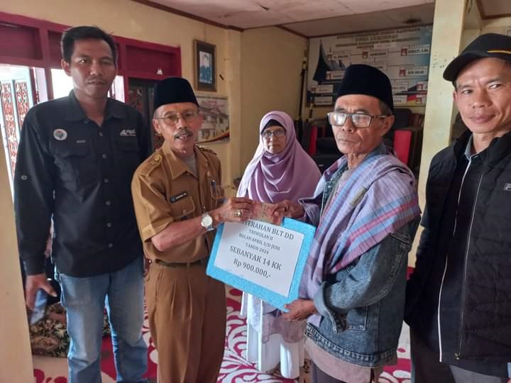 Camat Barangin Serahkan BLT, Untuk 14 Orang Penerima Manfaat Triwulan Kedua 1 SERAHKAN—Camat Barangin Subandi serahkan BLT kepada warga Lumindai.
