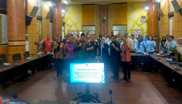 FGD BERSAMA KEJARI—Pj Wali Kota Padang, Andree Algamar, menghadiri Focus Group Discussion (FGD) yang digelar Pemko Padang bersama Kejaksaan Negeri (Kejari) Padang di Balai Kota Aiapacah, Kamis (21/6).