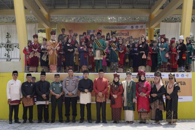 Festival Bundo Kanduang Kabupaten Limapuluh Kota Ditabuh, Deni Asra: Peran Bundo Kanduang Begitu Sakral 1 FESTIVAL BUNDO KANDUANG— Sekda Limapuluh Kota Herman Azmar, Ketua DPRD Deni Asra bersama Forkopimda foto bersama dengan peserta Festival Bundo Kanduang 2024.