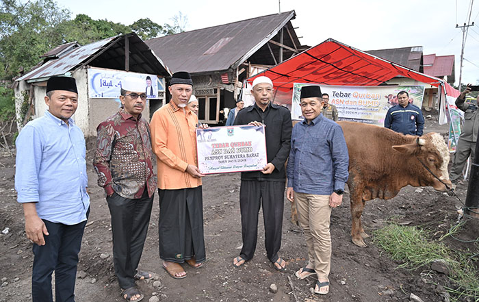 ASN Pemprov Sumbar dan BUMD Tebar Kurban, Gubernur Serahkan Hewan Kurban di Nagari Terdampak Bencana Terparah di Tanah Datar 1 KURBAN— Gubernur Sumbar, Mahyeldi Ansharullah menyerahkan hewan kurban dari ASN Pemprov Sumbar dan BUMD di Nagari Parambahan, Lima Kaum, Kabupaten Tanah Datar, Selasa (18/6).