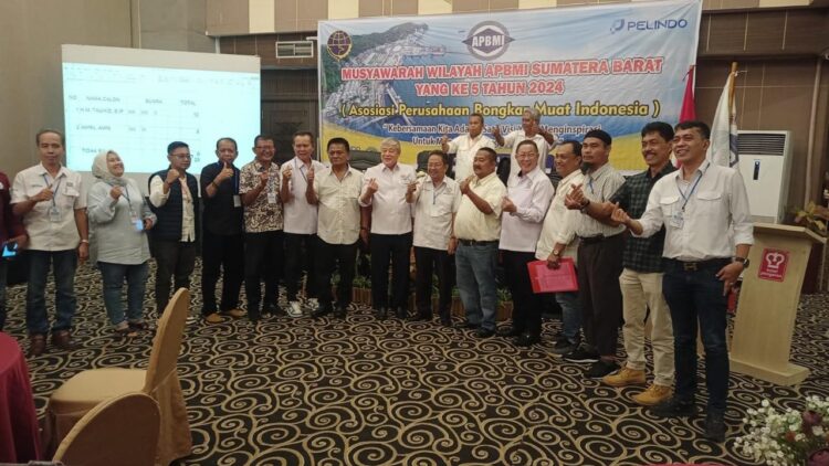 Ketua DPW APBMI Masa Bhakti 2024-2029, M Tauhid Terpilih lagi pada Muswil V 1 FOTO BERSAMA—Ketum DPP APBMi Capt. Juswandi Kristanto dengan Ketua Terpilih H.M Tauhid beserta anggota dan Ketua Panitia M Imron Jamil foto bersama.