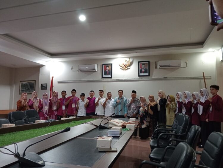 Fauzan Hasan Lepas Pelajar ke Malaysia 1 PELEPASAN— Pj Wako Sawahlunto Fauzan Hasan melepas pelajar yang berangkat ke Malaysia.