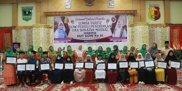 GOW Kota Solok Gelar Lomba Tahfizd dan Sunatan Massal 1 FOTO BERSAMA—Staf Ahli Bidang Pembangunan dan Keuangan Asfi Yeni, foto besama usai acara.