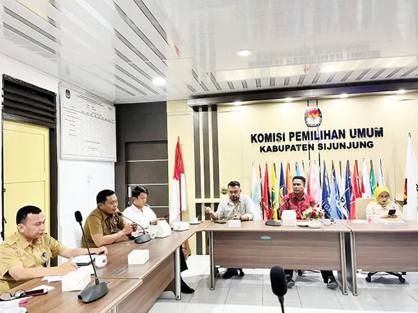 Gandeng Berbagai Pihak, KPU Sijunjung Targetkan Pilkada Damai dan Lancar 1 PERTEMUAN— KPU Sijunjung menggelar pertemuan dengan media dan stakeholder terkait untuk menyampaikan terkait tahapan dan jadwal Pilkada serentak 2024 yang akan dilaksanakan pada 27 November mendatang.