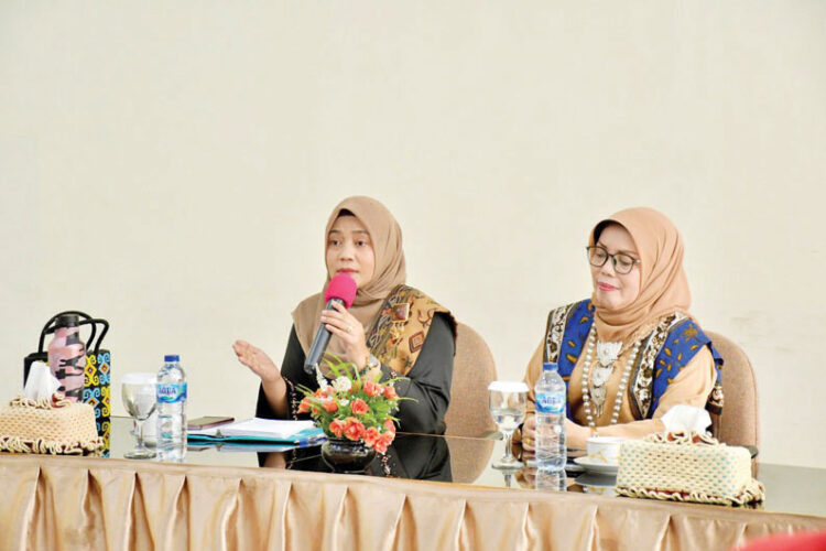 PERTEMUAN— Organisasi Bundo Kanduang Kabupaten Agam lakukan pertemuan 
dengan penasehat dan Ketua Bundo Kanduang se-kabupaten Agam di Mess Pemkab Agam, Belakang Balok baru baru ini.