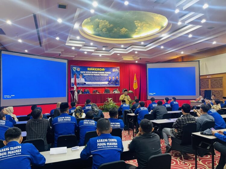 Generasi Muda Bangsa, Hindari Berbagai Hal yang Merusak Citra Anak Bangsa 1 ARAHAN—Bupai Padangpariaman Suhatri Bur, kemarin, saat memberikan arahan pada Rapa Kerja Daerah (Rakerda ) Karang Taruna Padangpariaman.