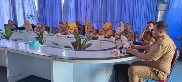 Rakor Pengendalian Inflasi Secara Virtual dengan Kemendagri RI, Grafik Harga Bahan Pangan di Pasbar Cenderung Naik 1 SUASANA—Terlihat suasana rakor Pemerintah Kabupaten Pasaman Barat bersama Tim Pengendalian Inflasi Daerah (TPID) berasma Menteri Dalam Negeri RI secara virtual dari Ruangan Balkon Kantor Bupati, Senin (10/6).