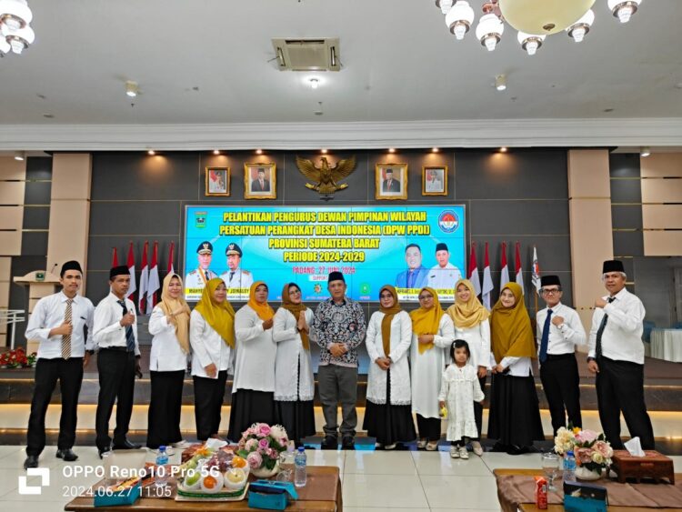 Gubernur Hadiri Pelantikan DPW PPDI Sumbar 1 FOTO BERSAMA—Anggota DPW PPDI foto bersama ketua DPN PPDI usai pelantikan.