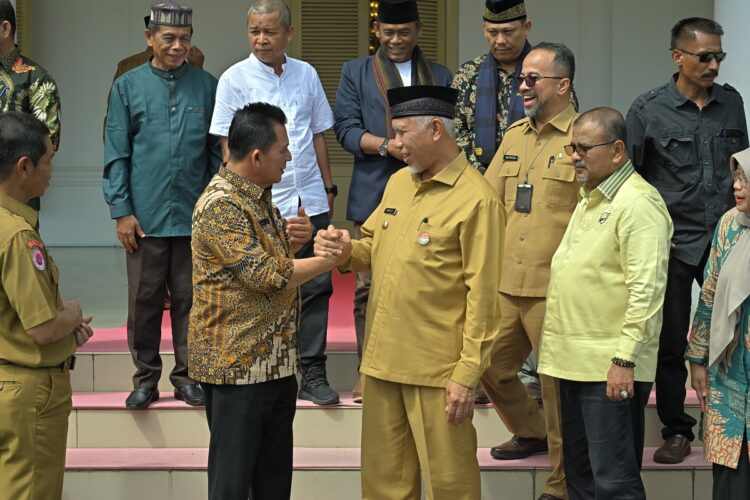 SAMBUT—Gubernur Sumatera Barat (Sumbar), Mahyeldi Ansharullah sambut  Gubernur Kepulauan Riau (Kepri) Ansar Ahmad beserta rombongan di Istana Gubernuran, Senin (3/6).