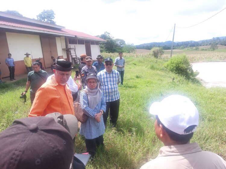 LOKASI RELOKASI— Gubernur Sumbar Mahyeldi Ansharullah meninjau langsung lokasi lahan BBI di Rambatan, Kabupaten Tanah Datar yang bakal dihibahkan untuk relokasi korban bencana banjir lahar dingin, Selasa (18/6).