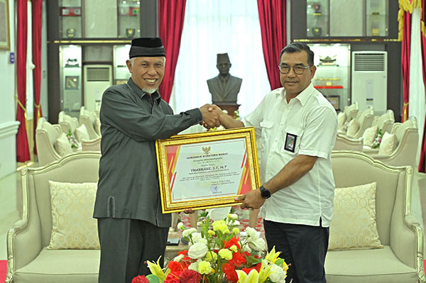 Sistem One Way Lebaran Sukses, Mahyeldi Serahkan Penghargaan untuk Ditlantas Polda dan BPJN Sumbar 1 Gubernur Serahkan Penghargaan untuk Ditlantas Polda dan BPJN Sumbar1