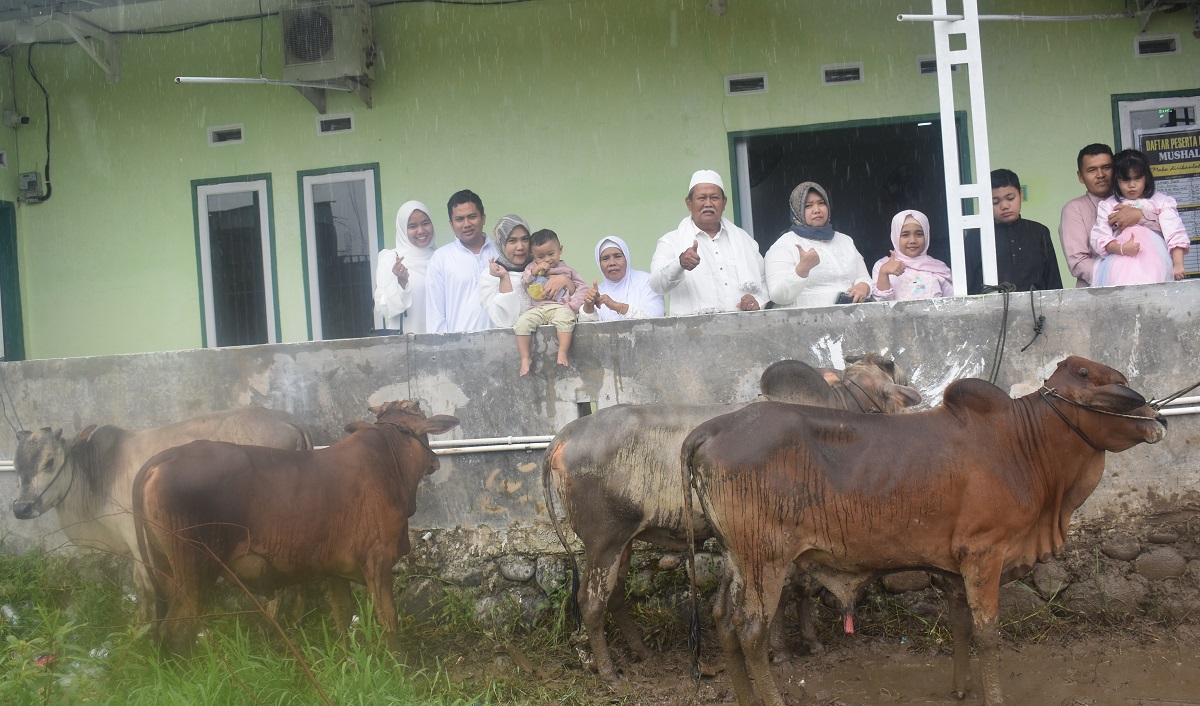 H. Irmansyah buyung aman bersama keluarga besar P.T Farensa Ardina Abadi di pemotongan 4 sapi dan 1 ekor kamiing di Mushola Al Amin