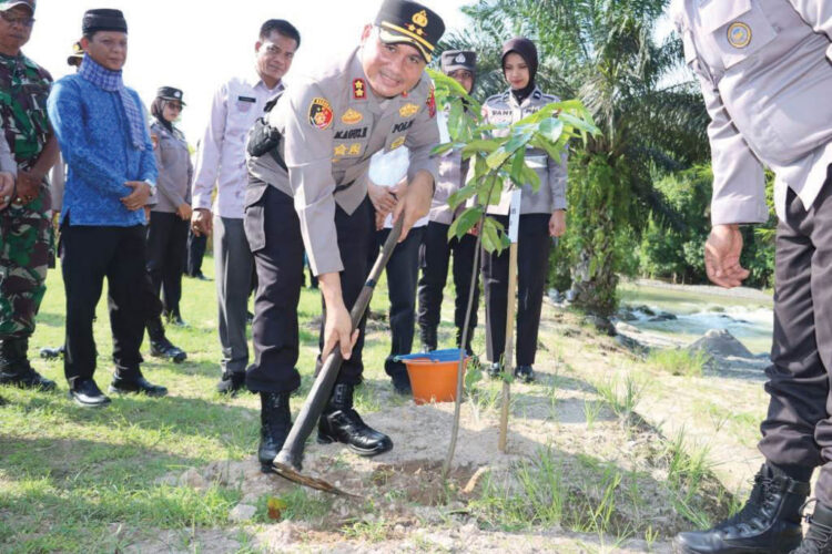 tanam pohon— Kapolres Agam AKBP Muhammad Agus Hidayat dan jajarannnya, melakukan aksi penanaman pohon 
di lubuk larangan objek wisata Garuda Mas, bantaran sungai Batang Kalulutan, Jorong Batu Hampar, Nagari Manggopoh, 
Kecamatan Lubuk Basung.