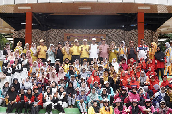 HUT Lansia ke-28, Bupati: Usia Bukan Tanda untuk Berhenti Bersemangat dan Berinovasi 1 HUT LANSIA— Bupati Limapuluh Kota Safaruddin Dt.Bandaro Rajo bersama lansia saat kegiatan peringatan HUT Lansia.