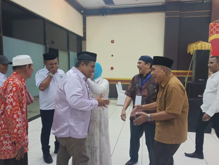 IMPPAK Komit Jaga Kekompakan dan Dukung Program Pemkab 1 HADIRI HALAL BIHALAL—Bupati Padangpariaman Suhatri Bur, menghadiri halal bihalal Ikatan Masyarakat Pauah Kambar, Padang Bintungan, Padang Kandang Pulau Air dan Kapalo Koto (IMPPAK) Jabodetabek.