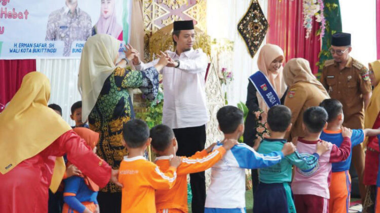 Pembekalan Sejak Awal, Upaya Pemerintah Wujudkan Generasi Muda Hebat 1 HARI ANAK— Walikota Bukittinggi Erman Safar menghadiri Perayaan Hari Anak Nasional di Kecamatan Aur Birugo Tigo Baleh (ABTB), Selasa (10/6).