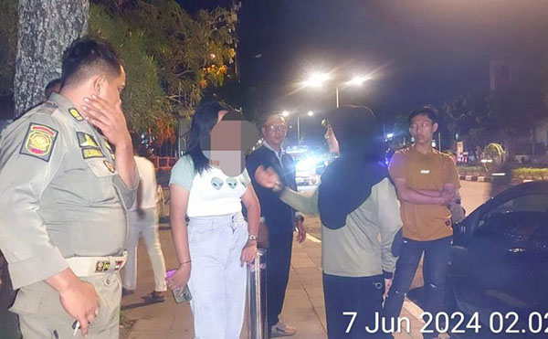 Nongkrong Tengah Malam, 4 Muda Mudi Diamankan di Kota Padang 1 NONGKRONG LARUT MALAM— Personel Satpol PP mengamankan muda mudi yang masih asyik nongkrong, Jumat (7/6) dinihari di kawasan Khatib Sulaiman.