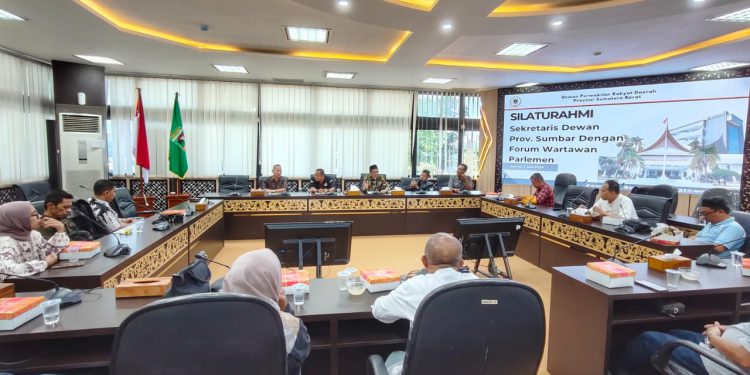 Silaturahmi--Forum Wartawan Parlemen (FWP) Sumbar Silaturahmi dengan Sekretaris DPRD Sumbar Raflis di Ruang Sidang I, lantai dua Gedung Utama DPRD Sumbar.