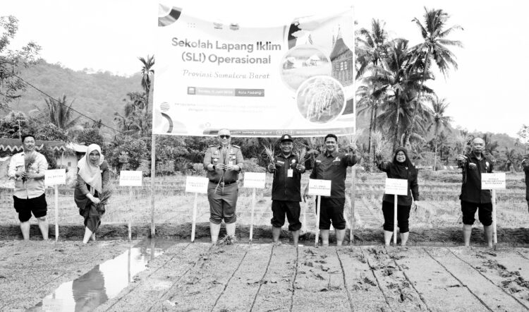 Program SLI dari BMKG, Petani Diberi Pengetahuan Klimatologi, Iklim dan Tanaman 1 SEKOLAH LAPANG IKLIM— Pj Wako Andree Algamar menghadiri program SLI yang diinisiasi BMKG bekerjasama dengan BPTPH Sumbar, di RT 3 RW 1, Kelurahan Batu Gadang, Kecamatan Lubuk Kilangan, Selasa (11/6).