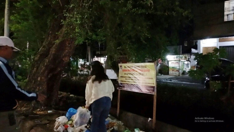 BUANG SAMPAH SEMBARANGAN— Petugas Satpol PP berhasil menangkap tangan warga di Kelurahan Jati, Kecamatan Padang Timur, yang membuang sampah sembarangan di trotoar. Satpol PP mengambil tindakan dengan menertibkan warga tersebut.