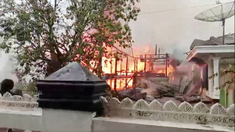 KEBAKARAN— Kondisi Rumah Gadang dan empat rumah yang terbakar di Jorong Galanggang Tangah, Nagari Salayo, 
Kabupaten Solok.