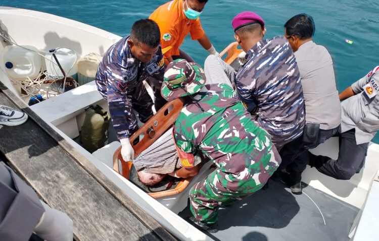 Turis Amerika Tewas Dihantam Ombak saat Berselancar, Papan Surfing Terbelah Dua 1 TEWAS— WNA asal Amerika yang ditemukan tewas akibat dihantam ombak saat berselancar di Pulau Pitojat, Kecamatan Pagai Selatan, dievakuasi.