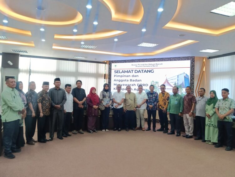 TERIMA KUNJUNGAN--Sekretaris DPRD Provinsi Sumatera Barat, Raflis saat menerima kunjungan Badan Musyawarah (Bamus) DPRD Kabupaten Agam.