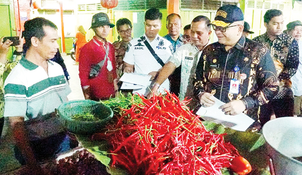 Pemko Padang Pastikan Stok Pangan Aman Jelang Idul Adha 1445 Hijriah, Harga Cabai Merah dan Bawang masih Mahal 1 SIDAK KE PASAR— Pj Wali Kota Padang Andree Algamar melakukan sidak ke Pasar Alai dan Tanah Kongsi, Kamis (13/6), untuk memastikan ketersediaan stok pangan menjelang Hari Raya Idul Adha 1445 H aman.