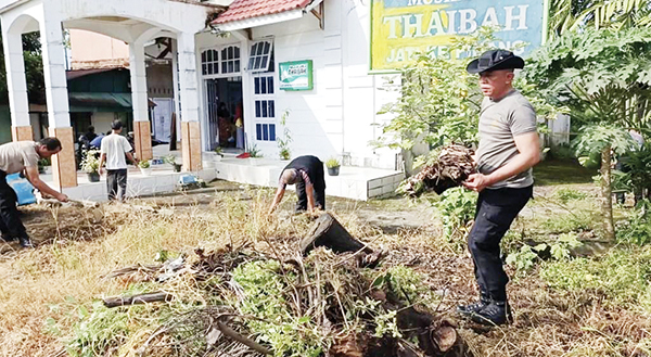 BERSIHKAN MUSHALLA— Personel Polsek Padang Timur melakukan kegiatan religi dengan bersih-bersih di Mushalla At Taibah, di Kelurahan Jati, Kecamatan Padang Timur