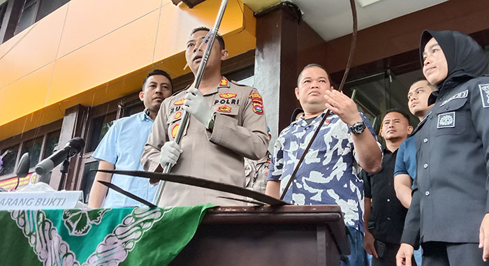Kasus Tewasnya Pelajar SMP di Bawah Jembatan Kuranji, 30 Anggota Sabhara Diperiksa Propam Polda Sumbar, Investigasi LBH Padang: Korban Diduga Disiksa Polisi 1 PERLIHATKAN SAJAM— Plh Kapolresta Padang AKBP Ruly Indra Wijayanto memperlihatkan barang bukti senjata tajam pelaku
tawuran saat konferensi pers di Mapolresta Padang.