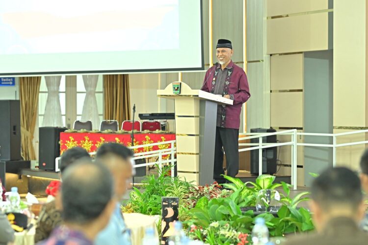 Pengukuhan Kepala OJK Sumbar Roni Nazra, Dapat Penuhi Target Inklusi Keuangan 90 Persen di Akhir Tahun 1 SAMBUTAN— Gubernur Sumbar Mahyeldi memberikan sambutan dan arahan saat pengukuhan Kepala OJK Sumbar Roni Nazra, di Auditorium Istana Gubernur Sumbar, Jumat (21/6).