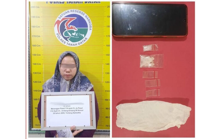 Jadi Pengedar Sabu, IRT Diciduk di Rumah Orang Tua 1 PENGEDAR— Pelaku VA yang terlibat peredaran sabu ditangkap jajaran Satresnarkoba Polres Tanahdatar.