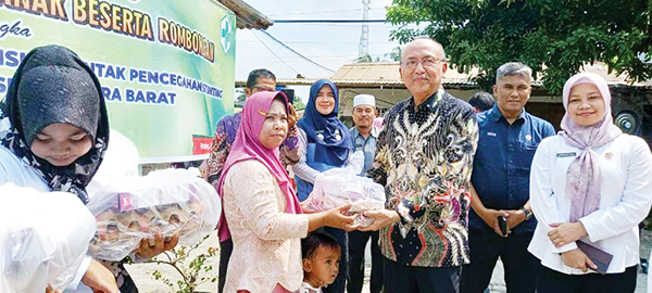 KUNJUNGI POSYANDU MELATI 3— Deputi Bidang Pemenuhan Hak Anak Republik Indonesia Pribudiarta Nur Sitepu, melihat pengukuran dan intervensi serentak pencegahan stunting di Posyandu Melati 3, Kelurahan Limau Manis Selatan, Kecamatan Pauh, Kota Padang, Rabu (26/6).