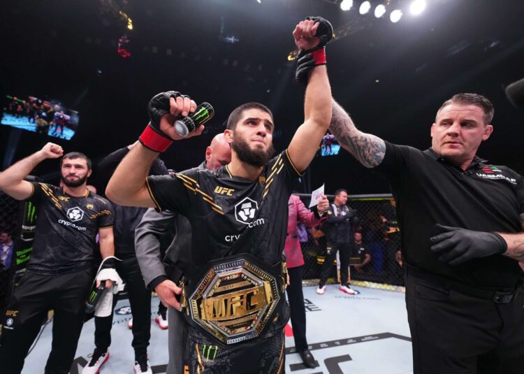 Kuncian Islam Makhachev Hancurkan Dustin Poirier 1 PERTAHANKAN SABUK— Islam Makhachev sukses pertahankan sabuk juara kelas ringan UFC usai mengalahkan penantangnya Dustin Poirier dalam duel utama UFC 302 di Prudential Center, New Jersey, AS pada Minggu (2/6) pagi WIB.