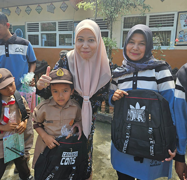 Isteri Ketua DPRD Afrida Roni Mulyadi Beri Trauma Healing 1 FOTO BERSAMA—Ny Afrida Roni Mulyadi foto bersama guru dan murid SDN 31 Paninjauan, Kecamatan X Koto saat kegiatan trauma healing.