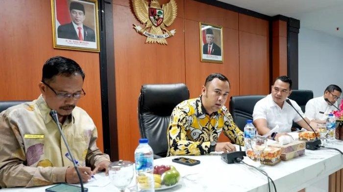 Ujung Tombak Pelayanan Kesehatan Masyarakat, Sijunjung Miliki 323 Posyandu 1 ARAHAN—Bupati Sijunjung Benny Dwifa berikan arahan saat pertemuan bersama Pokjanal Posyandu kabupaten, mitra usaha dan lembaga
non pemerintahan.
