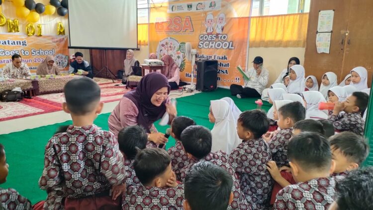 Dukung B2SA Goes To School, Jangan Berikan Anak Makanan Siap Saji 1 B2SA Goes To School— Ketua TP PKK Padangpariaman Yusrita Suhatri Bur berdialog dengan anak-anak saat acara B2SA Goes To School.