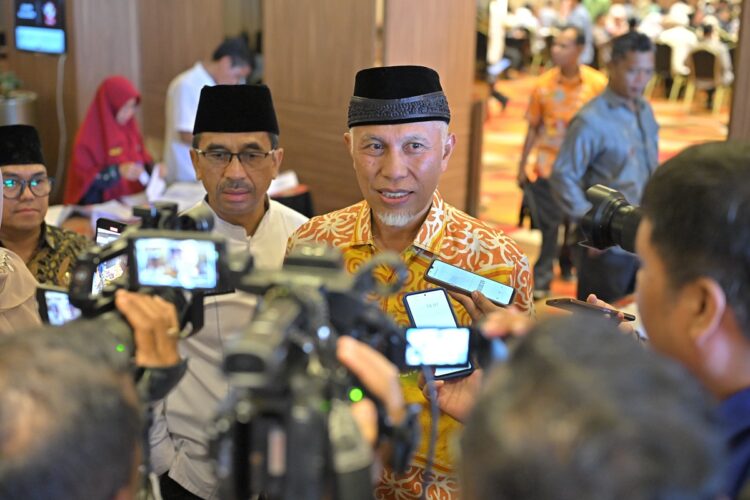 Gubernur Sumbar Peringatkan ASN, Jangan Terlibat Judi Online dan Offline! 1 JELASKAN—Gubernur Mahyeldi Ansharullah memberikan keterangan kepada wartawan usai sosialisasi UKS Tahun 2024 bertajuk “Implementasi Gerakkan Sekolah Sehat (GSS) Dengan Mengoptimalkan Peran Usaha Kesehatan Sekolah (UKS) Pada Satuan Pendidikan”, Jumat (28/6).