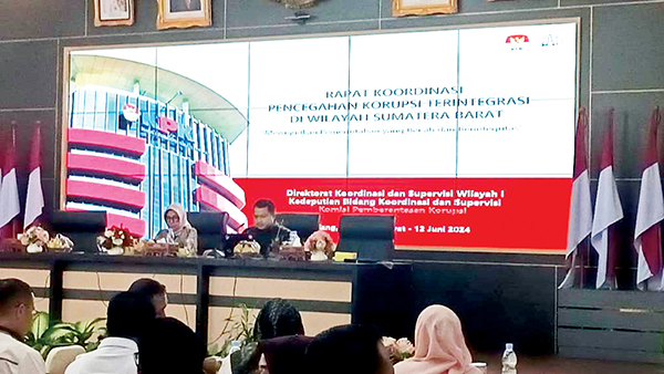 KPK RI Beri Peringatan Pemda di Sumbar, Masih Banyak Belum Laporkan Sertifikasi Barang Milik Daerah 1 RAKOR PENCEGAHAN KORUPSI— Koordinator Wilayah Sumbar Direktorat Koordinasi dan Supervisi Wilayah I Kedeputian Bidang Koordinasi dan Supervisi KPK RI, Muhammad Jhanattan saat Rakor Pencegahan Korupsi Terintegrasi di Wilayah Sumbar di Padang yang dihadiri Pejabat BPN Sumbar, sekretaris daerah serta pejabat terkait di provinsi dan kabupaten/kota se-Sumbar.