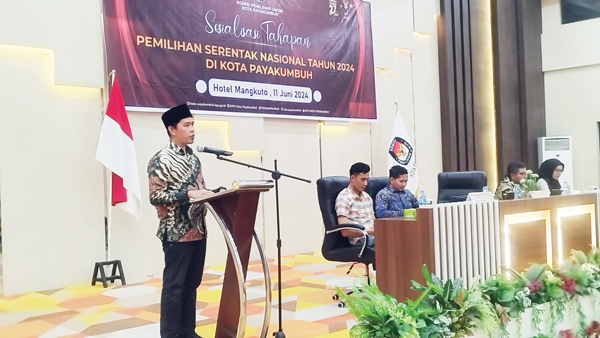 SOSIALISASI— Ketua KPU Kota Payakumbuh, Wizri Yasir, saat membuka acara sosialisasi tahapan pemilihan serentak nasional tahun 2024 di Kota Payakumbuh, Selasa (11/6).