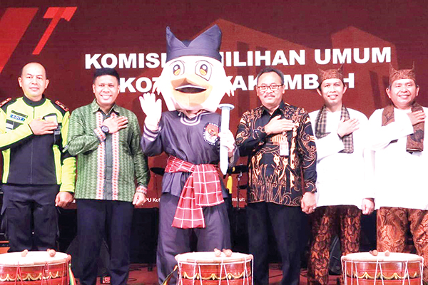 KPU Kenalkan Plikko, Maskot Pilkada Kota Payakumbuh 1 MASKOT PILKADA— Usai memukul tabuik tanda diluncurkannya pemilihan serentak, KPU Kota Payakumbuh memperkenalkan Plikko jadi maskot Pilkada Payakumbuh.