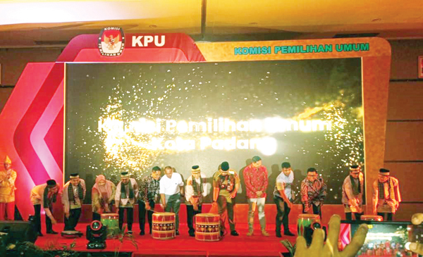 PELUNCURAN TAHAPAN PILKADA— KPU Kota Padang meluncurkan tahapan pemilihan Wali Kota dan Wakil Wali Kota Padang Tahun 2024, Senin malam (11/6) di salah satu hotel di Kota Padang.