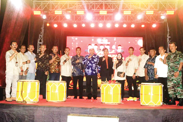 Luncurkan Tahapan Pilkada, KPU Pasbar Siap Laksanakan Pilkada 2024 1 PELUNCURAN TAHPAN PILKADA— KPU Pasaman Barat saat peluncuran tahapan Pilkada 2024 di halaman kantor bupati setempat, Sabtu (22/6) malam.