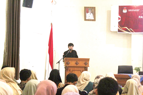 Bimtek Badan Adhoc, PPK dan PPS Diminta Amanah dan Berintegritas 1 BIMTEK— Komisioner KPU Tanahdatar Ikhwan Arif saat saat memberikan sambutan pada Bimtek Badan Adhoc Pilkada 2024 untuk PPK dan PPS se-Kabupaten Tanah Datar.